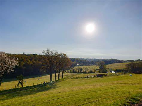 深入了解法国乡村的小型露营地,包括自然营地、农场露营及其他传统露营形式,体验纯净自然与地道乡村生活的完美结合。本文全面介绍了这些人性化规模的露营地特点、分类及预订指南,助您规划理想的法式露营之旅。
