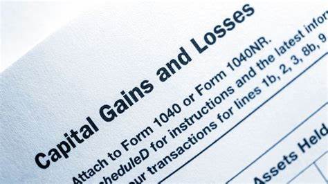 对于准备退休而选择出售住房并缩小居住规模的人来说,了解如何避免资本利得税至关重要。通过合理利用税法优惠及税务筹划,能有效减轻因住房出售获利而产生的税务负担,保障自身财富最大化。本文深入探讨出售房屋后如何利用各项税收政策和策略,帮助卖家最大限度免除或减少资本利得税的应缴金额。
