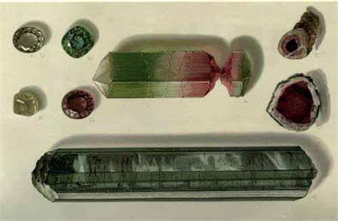 电气石是一种色彩丰富、结构独特的矿物,广泛应用于珠宝制作和工业领域,拥有丰富的地质背景和独特的物理特性。深入了解它的形成过程、化学组成及多样化的用途,有助于认识这种神秘宝石的独特魅力。
