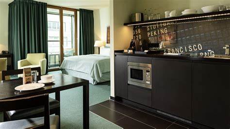 位于Gendarmenmarkt心脏地带的Clipper Boardinghouse,为商务出行与长住旅客提供从26至72平方米的多样化公寓选择、车库停车、宠物友好与自助入住等贴心服务,是探索柏林市中心的理想据点。
