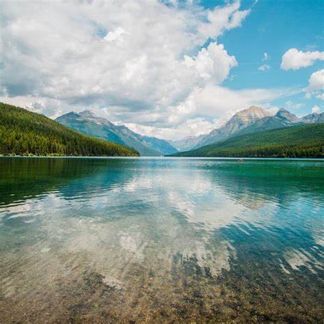 Medicine Lake位于加拿大贾斯珀国家公园内,是一处自然奇观,其独特的地下水流系统使得湖水在夏季时会神秘消失。本文深入介绍了Medicine Lake的地理环境、自然景观、最佳游览时间及周边旅游推荐,助您开启难忘的加拿大西部之旅。
