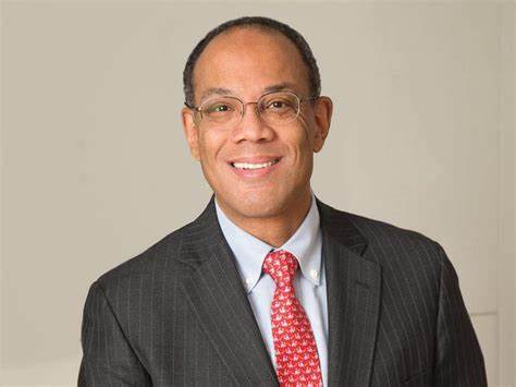 约翰·罗杰斯作为知名价值投资者,分享了他对当前市场'泡沫'现象的观察,并重点推荐了甲骨文及另外两只潜力股,揭示了投资者应如何在复杂的经济形势下布局资产,实现稳健增值。
