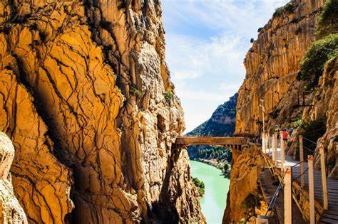 深入探索西班牙安达卢西亚省的传奇徒步路线Caminito del Rey,包括交通方式、门票购买、游览体验和开放时间,帮助游客科学规划行程,享受安全而难忘的探险旅程。
