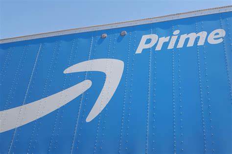 亚马逊因涉嫌误导消费者订阅Prime会员服务并设置复杂的取消流程,被美国联邦贸易委员会(FTC)诉诸法庭。最终,双方达成25亿美元的和解协议,亚马逊承诺改善用户体验,确保订阅取消过程透明简便。
