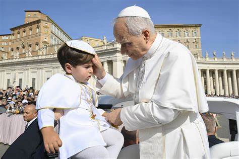 探讨教皇利奥十四世拒绝创建人工智能教宗的决定,分析其背后的宗教、伦理和科技影响,反映现代社会在信仰与人工智能发展之间的矛盾与思考。
