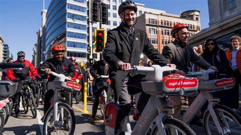 电动自行车不仅仅是一种交通工具,更是城市实现低碳出行、缓解拥堵与降低社会成本的关键。通过合理的政策设计、基础设施投资与公平补贴,城市可以把电动自行车纳入公共交通体系,提高通勤效率并改善居民健康和出行机会。
