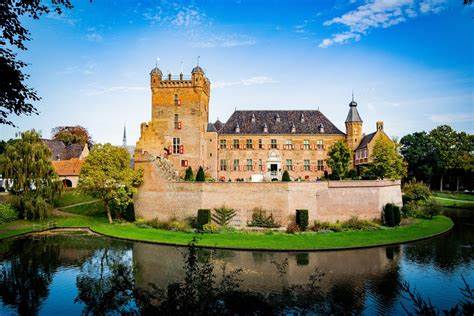 蒙特弗兰坐落于荷兰格尔德兰省,连接着阿赫特霍克与利默尔斯两个地区,是一个集自然美景、丰富历史和多样活动于一体的理想旅游目的地。无论是户外爱好者还是文化探索者,蒙特弗兰都能满足不同游客的需求,成为荷兰东部不可多得的旅游胜地。
