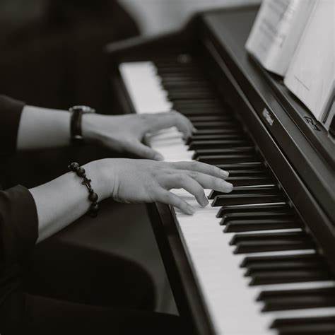 音色作为音乐表达的重要元素,对于钢琴演奏的感染力和表现力起着至关重要的作用。深入探讨钢琴家如何通过音色变化提升演奏质感,帮助音乐爱好者理解和欣赏钢琴艺术的精髓。
