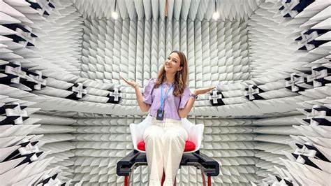 探索Apple Watch如何在苹果实验室中通过严苛的无线连接测试,确保蓝牙、Wi-Fi、5G及卫星通信等功能无缝运作,实现极致用户体验。了解其背后的设计与测试流程,揭示科技创新与工程挑战的完美融合。
