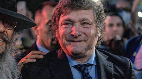 深入探讨阿根廷总统哈维尔·米雷伊的自由主义经济实验,分析货币政策、美元挂钩困境以及美国潜在援助背景下阿根廷经济的复杂局势与未来走向。
