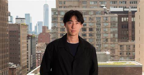 一位早早离开校园、投身区块链创业的年轻创始人如何在竞争激烈的加密世界中找到切入点,克服技术与资金瓶颈,最终获得超过5000万美元融资并赢得硅谷名人投资者的信任。总结可复制的融资策略、团队建设经验与产品迭代教训,为有志于区块链和早期创业的人提供实践参考。
