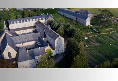 波尔特-杜-萨吕修道院作为法国重要的西多会-特拉普派修道院,自1815年以来不仅成为精神与劳作的圣地,更因其同名奶酪闻名全国。本文深入探讨该修道院的历史渊源、文化影响及其因缺乏新生代修士而面临的关闭困境。
