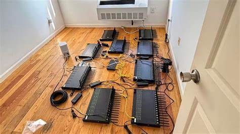 深入探讨美国特勤局近日声称破获SIM卡农场事件的背后真相,分析该事件是否真如官方所述涉及国家安全,还是一种常见的通信诈骗犯罪行为,厘清公众对该事件的误解与真实情况。
