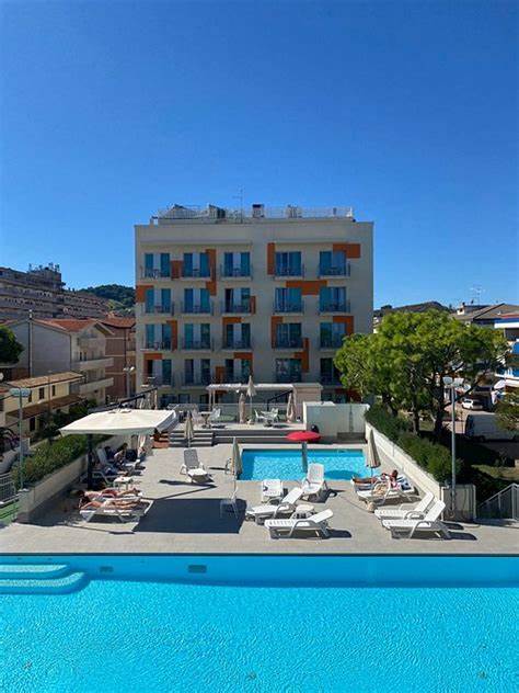 探索位于意大利亚得里亚海沿岸蒙特西尔瓦诺的三星彩级酒店Hotel Sole,了解其优越的地理位置、丰富的家庭友好服务、多样化的住宿选择与高品质餐饮体验,为您的假期提供全面指导。
