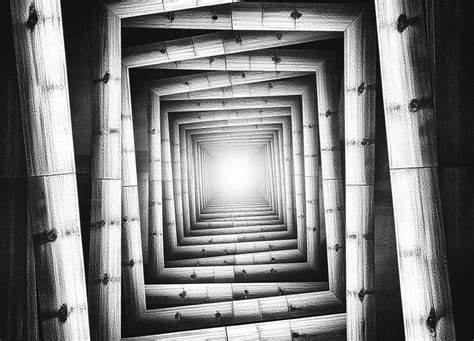 探讨元认知不可通约性的概念,用"桌边墙"比喻说明代际、政治与个人变化中常见的沟通断层,分析成因、表现与应对策略,帮助读者在关系、教育和公共讨论中更有觉察与实践力。
