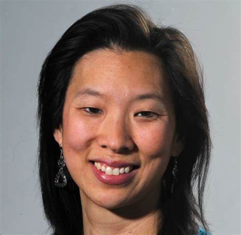 随着汽车价格持续攀升和经济压力加大,美国汽车贷款违约问题日益严峻。本文深入分析当前汽车贷款违约的现状、成因及其对消费者和经济的影响,并探讨国会及相关机构如何有效应对,保障消费者权益,防范潜在经济危机。
