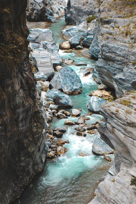 台湾以其丰富的自然景观和深厚的文化底蕴吸引着全球游客。无论是壮丽的山脉、迷人的海滩,还是历史悠久的古迹与现代都市的繁华生活,台湾都能满足不同旅行者的期待。深入探索台湾的二十个必游胜地,体验多样的旅行魅力,从大自然的壮观到风味独特的美食,每一处都是难忘的旅程记忆。

