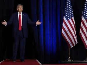 特朗普签署Genius法案,为与美元挂钩的稳定币建立法律基础,规定发行方需以短期美债或同类资产作为储备。文章从法律细节、市场影响、监管挑战、技术与金融体系联动以及对全球货币秩序的潜在影响多角度剖析,帮助读者把握美元稳定币进入主流的机遇与风险。
