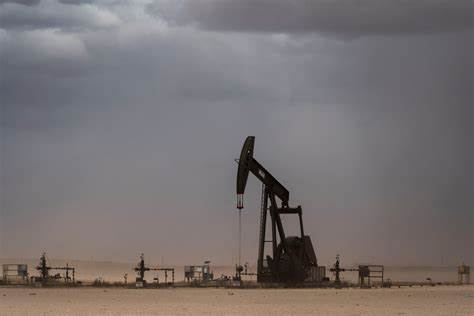 近期西德克萨斯地区天然气价格持续走低,并一度跌入负值区间,创下近14个月来的最低水平。管道维护导致供应瓶颈加剧,市场供需关系趋紧,引发天然气价格剧烈波动。本文深入分析了负值价格出现的原因、对市场的影响及未来走势展望,为投资者和行业参与者提供全面的参考视角。
