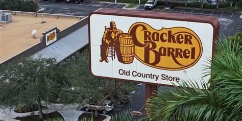 解析生成式人工智能助长的社交媒体假账号潮如何将消费品牌拉入文化对立,揭示识别与应对策略、危机公关要点以及企业需建立的长期防御机制,帮助品牌在信息战时代保护声誉与商业利益。
