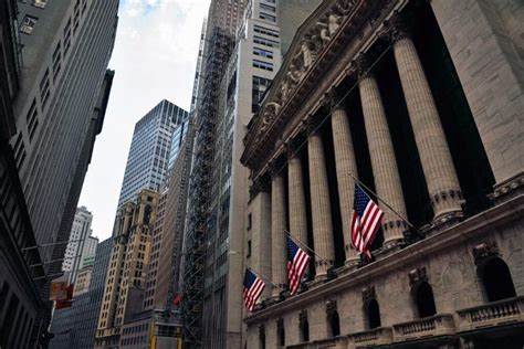 在高成长科技股大涨之后出现回撤,是否意味着进入价值买点?本文从技术面与基本面双重视角,解读Palantir、IonQ等个股靠近200日均线的意义、可能的买入策略、风险管控与实战建议,帮助投资者在市场波动中保持耐心并制定可执行计划。
