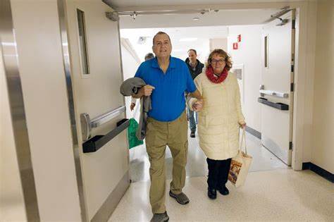 美国一位67岁男子成功接受基因改造猪肾移植,术后存活超过六个月,刷新了猪器官移植人体的最长存活记录,标志着异种移植技术迈出了重要步伐。该进展有望缓解器官短缺问题,推动再生医学和移植领域的革命。
