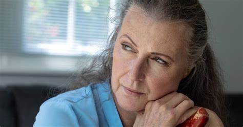 退休储蓄是一项复杂且个性化的课题,不同家庭的经济状况和生活目标各异。本文深入探讨59岁夫妻拥有25万美元储蓄的现实情况,结合养老金、社会保障收入及房产资产,帮您全面了解退休筹备是否充足,以及如何科学规划实现安心退休。
