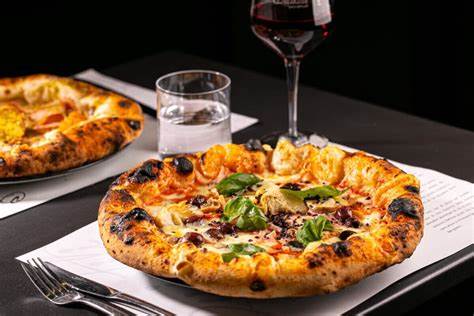 深入介紹羅馬及拉齊奧區域獲得Gambero Rosso「Tre Spicchi」最高榮譽的頂尖披薩店,揭示各地披薩風格與經典名店,帶您走進義大利首都及周邊地區的極致披薩美食體驗。
