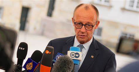 围绕减少官僚主义、推广人工智能与数字化服务,德国政府提出一揽子"现代化议程",试图通过加速企业注册、在线车辆登记、外籍人才融入等措施改善营商环境并刺激增长。本篇深入解析这些举措的内容、潜在影响、实施挑战与政策建议,并将德国方案放在欧洲与全球数字治理的比较视角中审视。
