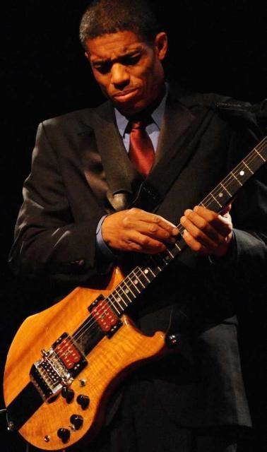 探讨爵士吉他演奏家斯坦利·乔丹如何将编程语言APL应用于音乐创作,融合技术与艺术,开创音乐创新领域的新思路。
