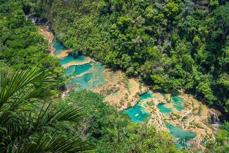 塞穆克尚佩位于危地马拉中部的热带雨林深处,是一处壮丽的自然奇观,以其晶莹剔透的蓝绿色石灰岩水池和隐秘河流桥洞闻名。这片神秘的土地不仅吸引了众多探险者和自然爱好者,也为游客呈现出独一无二的生态美景和丰富的户外活动选择,成为危地马拉不可错过的旅游宝地。
