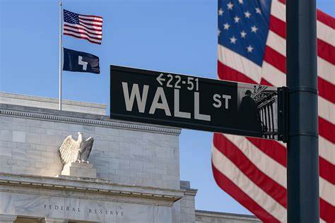 深入分析美联储终迎降息消息后,华尔街股市表现的复杂反应,探讨主要指数涨跌背后的经济信号与市场情绪,剖析投资者如何应对当前不确定环境及未来可能的趋势走向。
