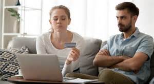 揭露人们常对自己说的五个理财谎言,解析根源与长期影响,并提供切实可行的步骤,帮助建立可持续预算、应急储蓄、债务管理与退休规划,重建财务自信与稳定性。
