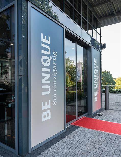 随着人们对厨房空间个性化和功能性的需求不断提升,Häcker以创新设计和可持续材料为核心,推出了一系列全新产品和亮点,赋予厨房设计更多独特可能。本文深入探讨了Häcker在厨房收纳、灯光设计、材料工艺及环保理念上的突破,为现代家庭厨房注入时尚与实用兼备的灵魂。
