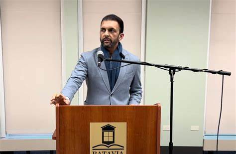 一位美国人权律师在公开批评司法不公后,遭遇佛罗里达地区首席法官的律师执业投诉,面临失去执照的重大风险。本文详述他如何在压力和威胁面前坚守宪法精神,维护言论自由和法律正义,同时揭示当前美国法律体系中潜藏的挑战与不公。
