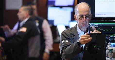 摩根大通近期对美联储可能进行的下一次降息发出警告,指出这一举措很可能成为市场的"卖消息"事件,导致股票价格大幅下跌。本文深入分析美联储降息的潜在影响、市场反应机制及投资者应如何应对未来可能的市场波动。
