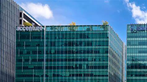 埃森哲将多条业务线整合为"再造服务",在生成式与代理型人工智能需求爆发下,营收与订单显著增长,并以数据现代化和大规模数字化转型为核心竞争力,成为企业应对AI时代的关键合作伙伴。本文解读变革路径、商业影响、面临挑战与企业应对策略。
