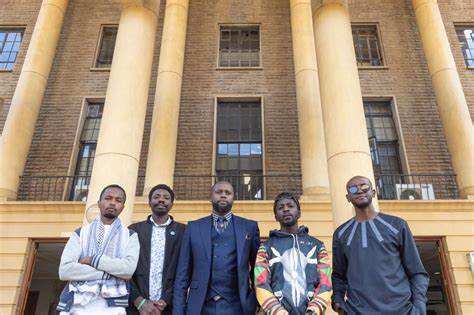 肯尼亚警方在扣押电影制片人手机期间安装间谍软件事件引发国际社会关注,涉及隐私侵犯和新闻自由的严重问题。随着更多细节曝光,此事件不仅暴露出技术滥用的风险,也促使人们反思媒体工作者在当前环境下遭受的监控压力。
