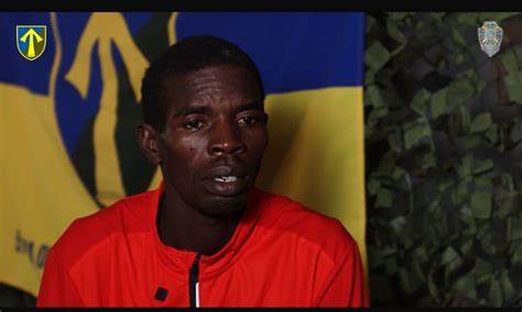 肯尼亚长跑运动员埃文斯·基贝特在一次充满争议的事件中,讲述了自己被欺骗加入俄罗斯军队的详细经过,以及他作为战俘在乌克兰的生活现状。这背后揭示了许多非洲人被卷入俄乌冲突的隐秘故事和跨国人口贩运问题,同时呼吁国际社会关注和援助。
