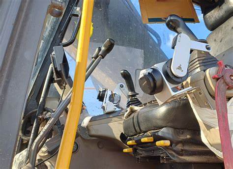 Flywheel AI 正在通过革命性的远程遥控和自动驾驶技术,推动传统液压挖掘机向智能化转型,显著提升建筑工地的安全性和生产效率。本文深入探讨其技术创新、行业挑战及未来发展,揭示智能建筑机械行业的前沿趋势。
