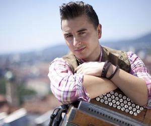 深入解析奥地利歌手安德烈亚斯·加巴利尔的经典作品《两座山的岛屿》,探讨歌词背后的故事和音乐风格,揭示这首歌曲如何打动人心,成为广大听众喜爱的作品。
