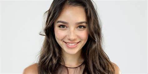 剖析SAG-AFTRA针对由Particle6与Eline Van der Velden创造的AI角色Tilly Norwood发表的声明,讨论合成演员的法律、伦理与行业影响,并提出对演员、经纪人、制片方与立法者的应对建议。
