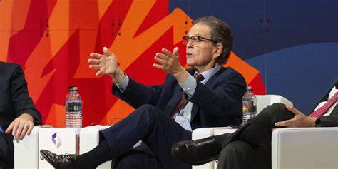 探索著名经济学家阿瑟·拉弗如何加入一家拥有蒙古足球队的体育公司,携手斥资3亿美元囤积加密货币Solana,揭示 crypto 投资新趋势及其背后的经济逻辑。
