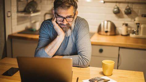 随着退休生活质量的日益受到关注,百万美元退休储蓄能走多远成为许多人的心头大事。本文深度解析美国各州生活成本差异,揭示在哪些地区百万美元退休金最先耗尽,为退休规划提供重要参考。
