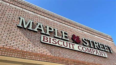 Cracker Barrel宣布将在2026财年关闭14家Maple Street Biscuit Company门店,标志着其业务重心的重大转变。公司将重点投资于核心品牌,同时优化Maple Street的经营模式,以实现长期增长和稳定盈利。本文深入分析了Cracker Barrel当前的战略调整背景、Maple Street业务现状与挑战,以及未来发展前景。
