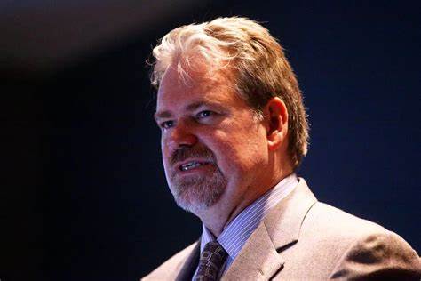 罗布·阿诺特对当前标普500指数的高估值表达了担忧,重点推荐了小盘价值股和新兴市场价值股作为投资机会,本文深入剖析他的观点与投资策略,为投资者提供有价值的市场洞察。
