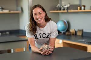 最新火星研究揭示了Jezero陨石坑存在多次适合生命生存的环境变化,揭示了火星古代湿润气候周期和潜在生命存在的可能性。本文深入探讨这些研究成果的科学意义及未来探索方向。
