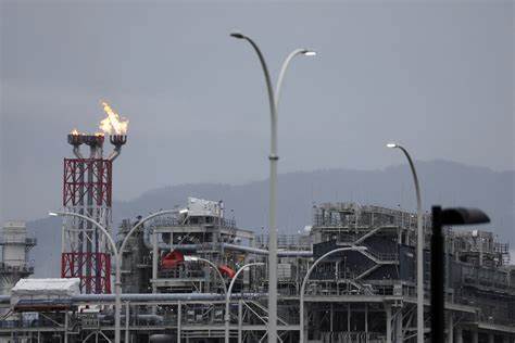 解析加拿大天然气价格跌入历史低位的原因、生产商如何通过关井减产应对供应过剩、管网与LNG出口端的制约,以及这一局面对投资者、消费者和能源政策的潜在影响与未来走向
