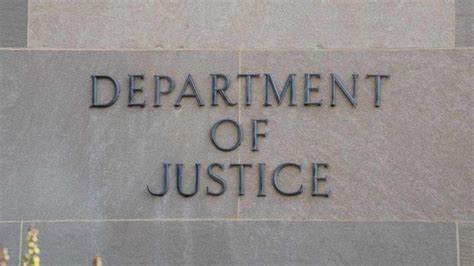 在美国司法部高级官员公开表示若软件确属真正去中心化且不掌控用户资产,将不再批准基于资金传输的起诉后,市场与开发者需要理解判定标准、现实风险以及可行的法律与技术应对方法,本文系统分析相关案例、监管动向与实务建议,帮助加密协议团队与利益相关者更好评估合规边界与风险管理。
