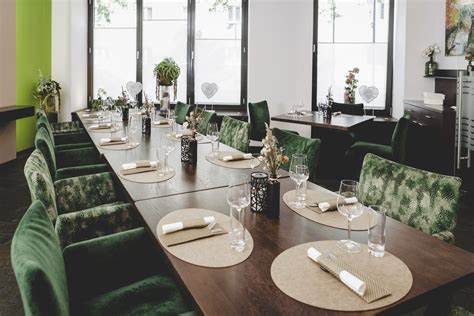 了解Hotel-Gasthof Graf酒店餐厅如何融合美味佳肴与现代舒适,打造理想的休闲与庆典场所。深入探索其丰富的季节性菜单、灵活的用餐时间和多样的庆祝活动空间,以及为商务和文化旅客量身定制的贴心服务。
